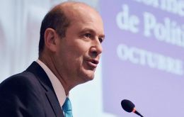 Federico Sturzenegger, the central bank governor from 2015 to 2018, argues that proper accounting implies that public debt was 40% of GDP, not 22%