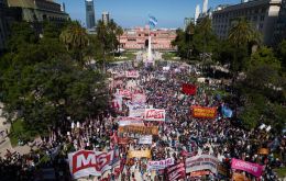 Clashes erupted between departing demonstrators and riot police who tried to apply Security Minister Patricia Bullrich's new protocol  