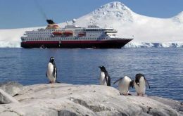 Cruise Nordkapp at Deception Island